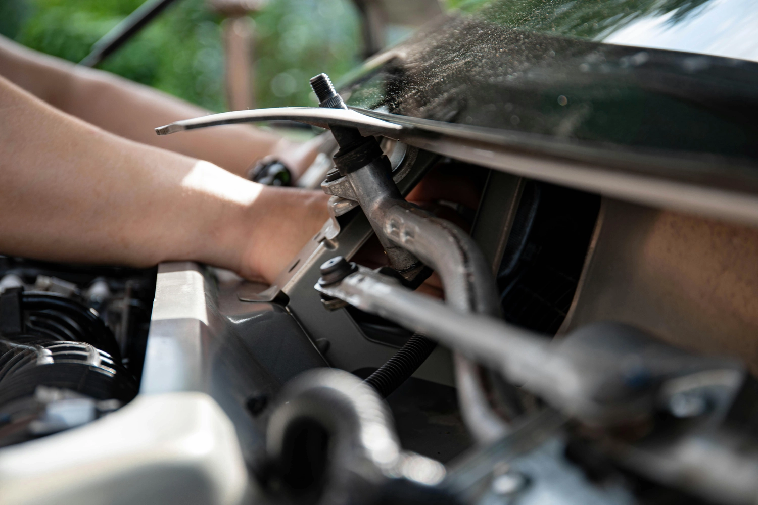 Kfz Döring - Automobil Reparatur, Wartung oder Inspektion -Mechaniker repariert Auto