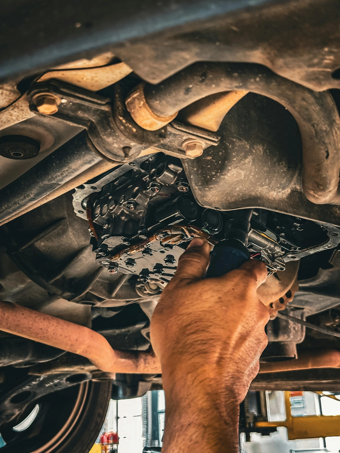 Kfz Döring - Automobil Reparatur, Wartung oder Inspektion -Mechaniker repariert Auto